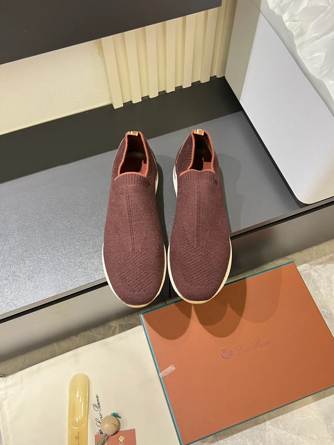 Men's Men's Shoes 💰p380 Loro Men's Shoes 💰piana/Noyo Piana 360 L Men's Shoes 💰p Flexy Walk Men's Sports Shoes These sports shoes are made of knitted wool uppers, and the heel is wrapped in smooth calf leather. Merino sheep are selected from Australia and New Zealand. The upper is machine-woven like a sweater, and then equipped with a white rubber outsole and a Kummel-colored sole. It is both beautiful and non-slip. The fabric is 100% cashmere and the insole is calf leather. It is super comfortable on the feet! Comes with full original packaging! Multiple colors available! Size: 38-44 (45 customized)